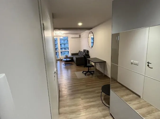 Lovely Flat With Great Location *